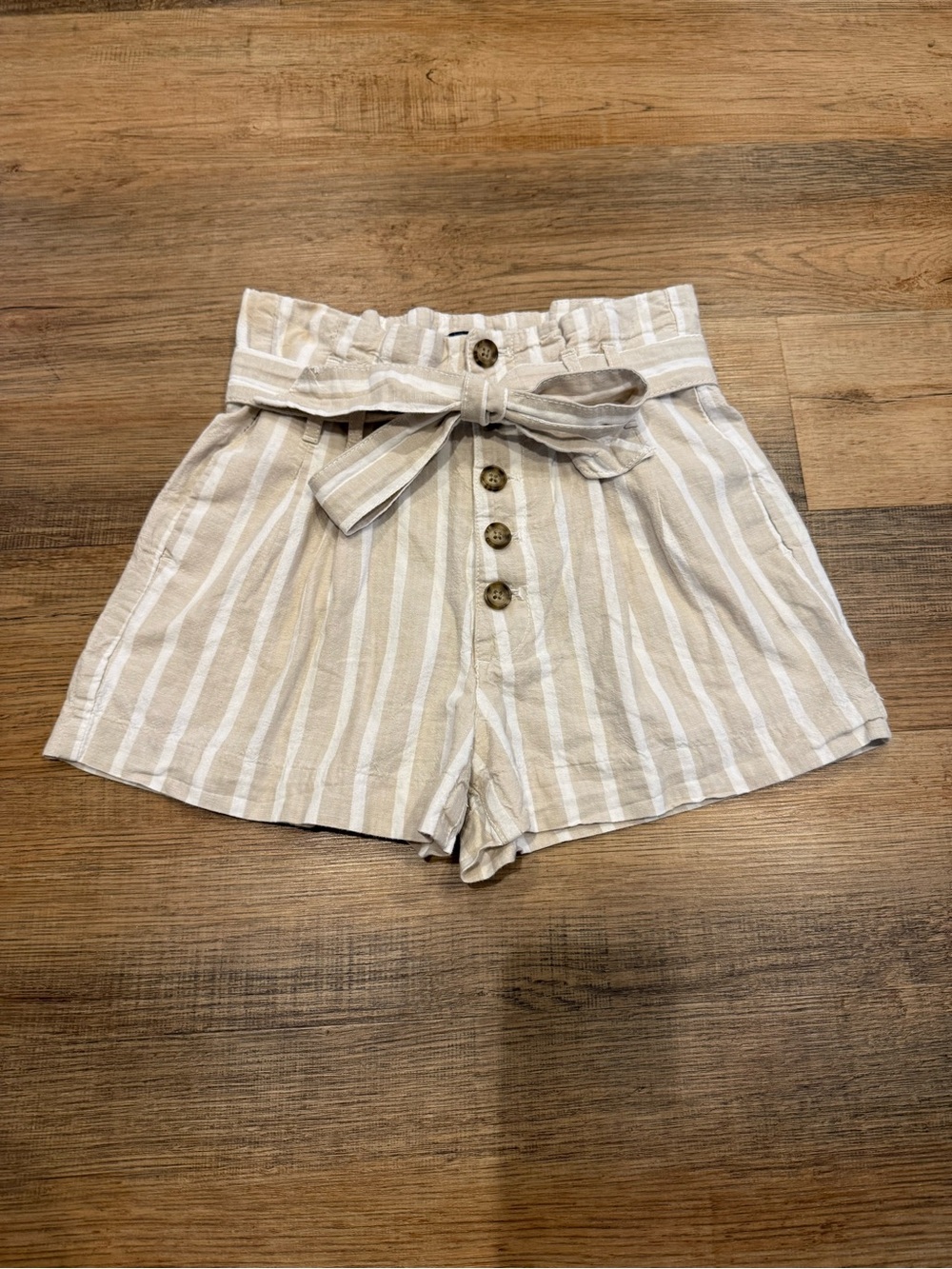 Abercrombie & Fitch Beige and White Striped Paperbag Waist Shorts Size XS